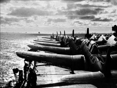 US Navy warplanes, 1942 Poster/Black/White: 80x120 1295 Tavla med ram (svart)