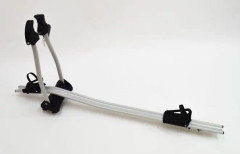 Takräcke i aluminium för 1 cykel. Takbommar dim max 7x3 cm. Nyckel på ramfäste. Runda rörramar: 2,7cm mini - 7cm