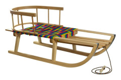 Träsläde med ryggstöd och vävd sits
