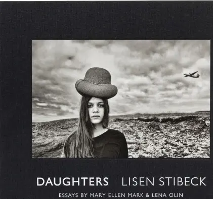 Daughters (bok, klotband, eng)