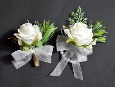 Vit roskorsage för handleden och herr corsage bröllopsblommor