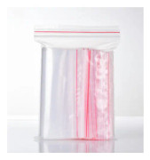 Två förpackningar med 100 st 6x4cm genomskinliga plastpåsar med dragkedja
