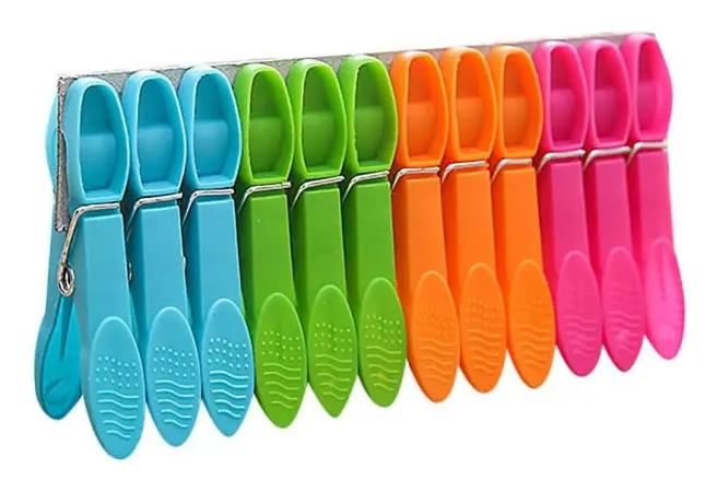 Set med 24 plastklädnypor