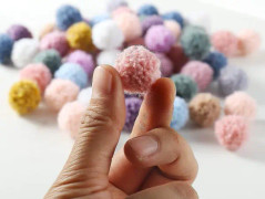 100 st Pom Poms, färgglada fluffiga plyschbollar - för gör-det-själv, hantverk (2 cm)