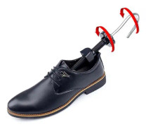 Stilrena unisex örhängen med plast- och metalldetaljer (30-35 Eur)
