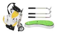 Miniatyr skrivbordsställ i zinklegering för golfklubbor med pennhållare, gräsbas, klocka och golfpennor - Souvenirgåva