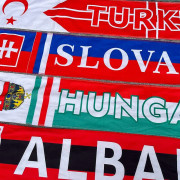 Europeiska cupfotbollsfans som viftar med handdukar som hejar p? fansbanderoll