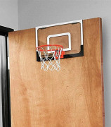 Basketkorg f?r rummet, i set med boll och luftpump,