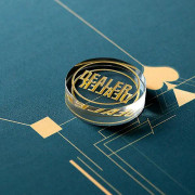 1 st Texas Hold'em 80mm Dealer Button Kvalitet Kristall Stor Tjock Transparent Pressning Poker Kort Guard Poker Dealer Button