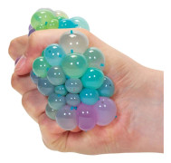 Mjuk squishy boll i nät i regnbågens färger