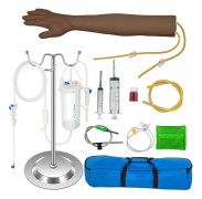 Intravenös övningsarm för flebotomi med mörk hud, PVC-material, höjdjusterbart infusionsstativ. Venpunktionsträning.