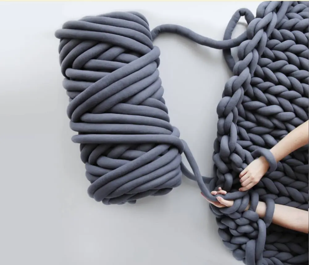 Hand- och armstickad roving – mörkgrå