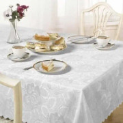 Emma Barclay Damask duk med rosmönster - vit - 178 x 274 cm