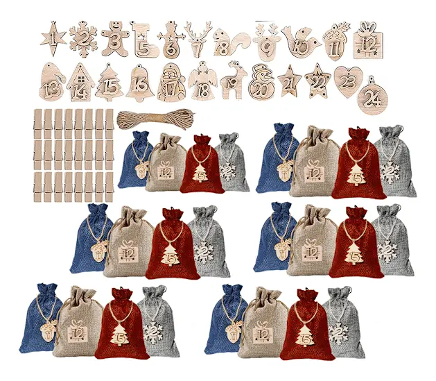 Festliga julmönstrade presentpåsar, återanvändbar adventskalender i säckvävsmaterial, perfekt för julnedräkning DIY-dekoration, inkluderar träskyltar,