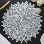 Matset med 6 Silver Underlägg, Runda Uthålade Blommiga Underlägg för Matbord Pressad Vinyl Blommiga Blad Underlägg för Bröllop Fest Accenter