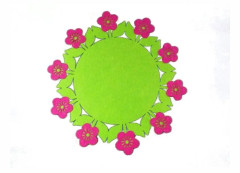 Rund filtservett i rosa med gula blommor