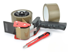 Förpackning med 2 Tesa Basic förpackningsband 66m x 50mm + 1 dispenser + 1 skärare