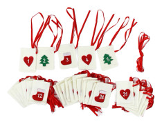 Återupplivad jultradition: Återanvändbara DIY julstrumpor i filt, hängande fickor för adventskalenderpåsar, dekorativa siffror i hjärtstrumpa