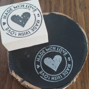 Gummistämpel på ett Made With Love-block
