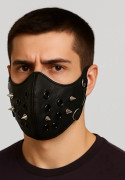 Svart lädermask med nitar och andningshål