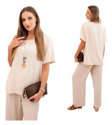 Beige damset: lös blus med hänge och vida byxor