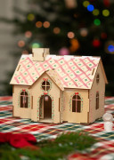 DIY kort pepparkakshus i trä med färg - 23 cm