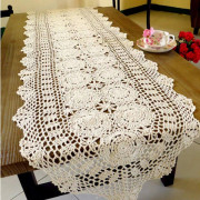 Handgjord virkad bordsduk i bomullsspets, 40 x 150 cm Beige