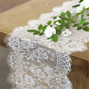 Vintage vit spetsbordslöpare utsökt spetstyg med rosebroderade blombordslöpare perfekta för rustik chic bröllopsmottagningsflik