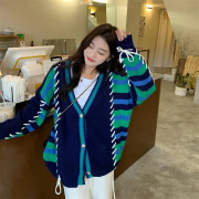 Lat Tröja Höst och Vinter Koreansk Version av Den Nya Designkänslan av Minoritet Färgkontrast Randig V-hals Lös Tröja Dam One size