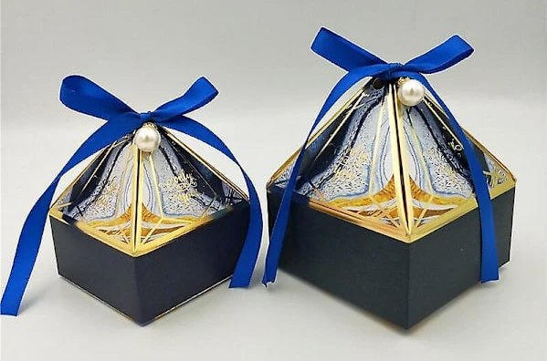 Presentförpackning Bröllopstillbehör Fest Karamellask Godispåse Baby Shower Pappers Chokladaskar Bronseringsförpackningsaskar Blue Pearl S 7x7x8cm