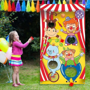 Kastspel med karnevalclown-banner och bönpåsar för barn och vuxna på karnevalsfest