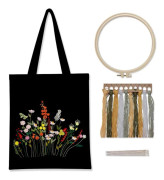 Svart broderikit på canvas med mönster och instruktioner Innehåller broderad väska med blommönster, broderiram i bambu, färgade trådar och Prosp
