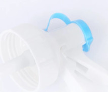 En manuell vattenflaskpump med en 3,93-tums hållbar plastkran (gängad pip)