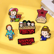 Stranger Things tecknade märken, metallklädesväskor, legeringstillbehör, dekorativa märken