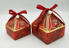Presentförpackning Bröllopstillbehör Fest Karamellask Godispåse Baby Shower Pappers Chokladaskar Bronsförpackningsaskar Red Pearl L 8.5x8.5x10cm
