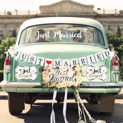 Set med 4 utsmyckade \"Just Married\"-bilmagneter 30,5 x 19,5 cm, bröllopsdag bilfönsterdekal 13,0 x 24,5 cm, \"Just Married\"-skyltdekoration för