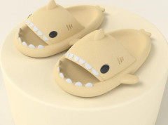 Sommarsandaler med hajmotiv, lätta, halkfria, snabbtorkande duschsandaler, söta hajsandaler för kvinnor och män - beige