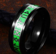 Ring - Nordisk mytologi - Runor svart med grön bakgrund