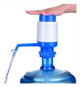 Manuell vattenpumpsdispenser, manuell drift för 7,5 till 22,5 liters flaskor, kompakt med extra pipkork, idealisk för resor och camping Blue