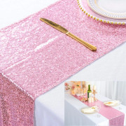 Glittrande roséguld bord och stolar för bröllop och jul
