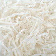 200 gram strimlat papper, perfekt för att dekorera presenter, fylla korgar och slå in presenter - Vit
