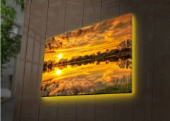 Canvastavla med LED-belysning 45x70 cm - Solnedgång över en spegelblanka sjö med omgivande träd och grönska - Guld / Orange / Grön