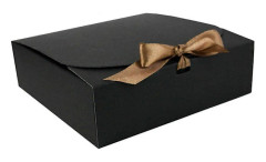 Förpackning med 12 fyrkantiga presentaskar, 16,5 cm x 16,5 cm x 5 cm, enkel montering, svart ask med rosettband