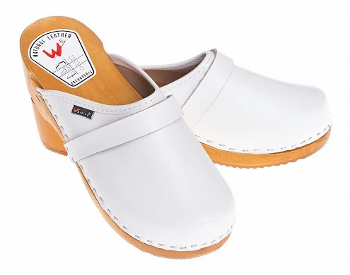 Bekväma slip-on-träskor för män i naturläder. Skor 44