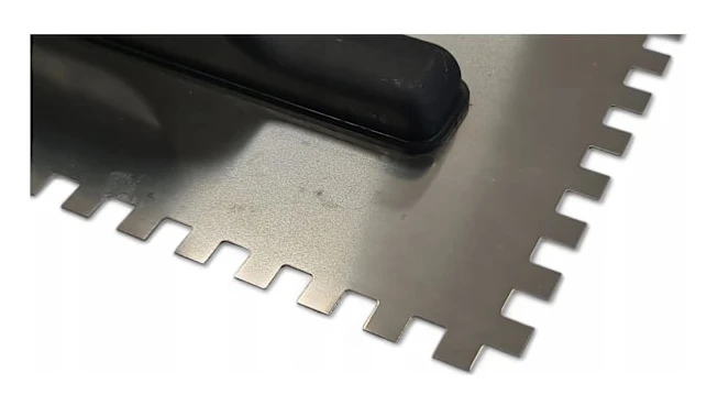 ROSTFRI STÅLSPEL TANDAD 8X8 | PLASTHANDTAG 270MM FÖR KAKELLIM