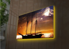 Canvastavla med LED-belysning 45x70 cm - Segelbåt mot en solnedgång över havet - Orange / Svart / Guld