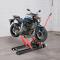 Motorcykellyft - Hydraulisk domkraft - Kapacitet 680 kg - Lyftområde 11,5–36,5 cm - Handtag 57,5 cm - Järn, gummi, plast - Svart/Röd