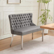 Sammetsklädd 2-sits matbänk i grått med tuftad sits, wing back-rygg och ben i borstat silver, modern stil