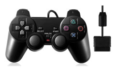 En trådbunden handkontroll, kompatibel med PS2, med dubbel vibration, ergonomiskt grepp och en speljoystick.