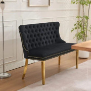 Sammetsklädd 2-sits matbänk i svart med tuftad sits, ryggstöd med vingar och guldfärgade metallben, modern stil